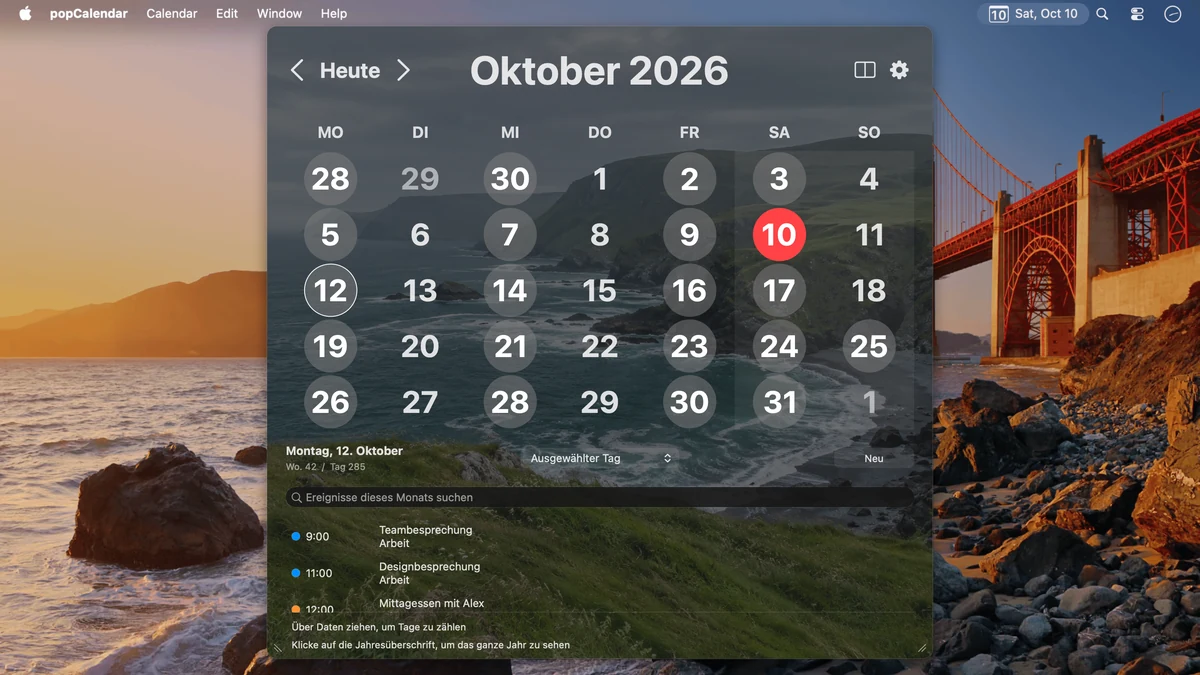 Oktober 2026 über einem eigenen Küstenfoto, das das Kalenderfenster füllt.